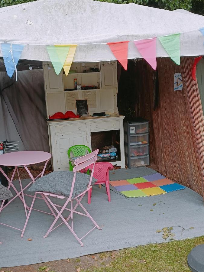 The White Dove With Glamping Showground Bed & Breakfast Newark-on-Trent (Nottinghamshire)